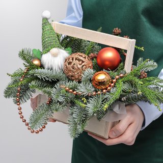 Новогодняя композиция из Нобилиса и Мережки в ящике «Праздничный Секрет» Новогодняя композиция из Нобилиса и Мережки в ящике «Праздничный Секрет»