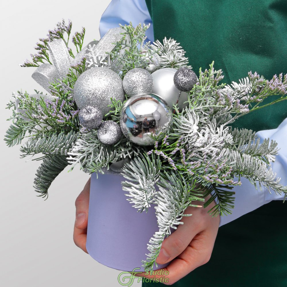 Новогодняя композиция из Нобилиса и Туи в коробке «Ледяная Роскошь» Новогодняя композиция из Нобилиса и Туи в коробке «Ледяная Роскошь»