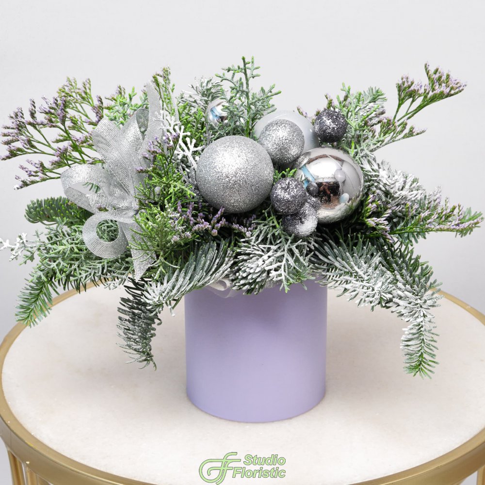 Новогодняя композиция из Нобилиса и Туи в коробке «Ледяная Роскошь» Новогодняя композиция из Нобилиса и Туи в коробке «Ледяная Роскошь»