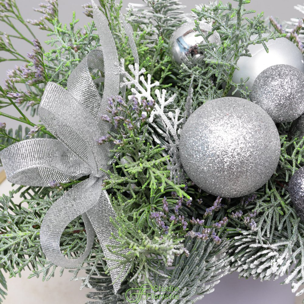 Новогодняя композиция из Нобилиса и Туи в коробке «Ледяная Роскошь» Новогодняя композиция из Нобилиса и Туи в коробке «Ледяная Роскошь»