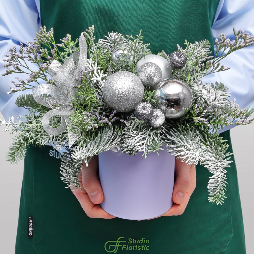 Новогодняя композиция из Нобилиса и Туи в коробке «Ледяная Роскошь» Новогодняя композиция из Нобилиса и Туи в коробке «Ледяная Роскошь»