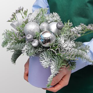 Новогодняя композиция из Нобилиса и Туи в коробке «Ледяная Роскошь»