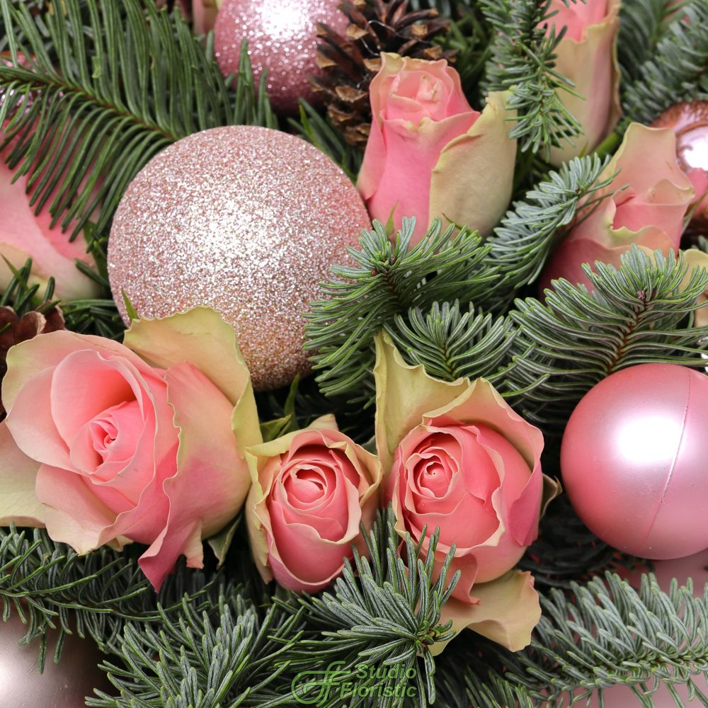 Новогодний букет из Нобилиса и Роз «Зимний Бал» Новогодний букет из Нобилиса и Роз «Зимний Бал»