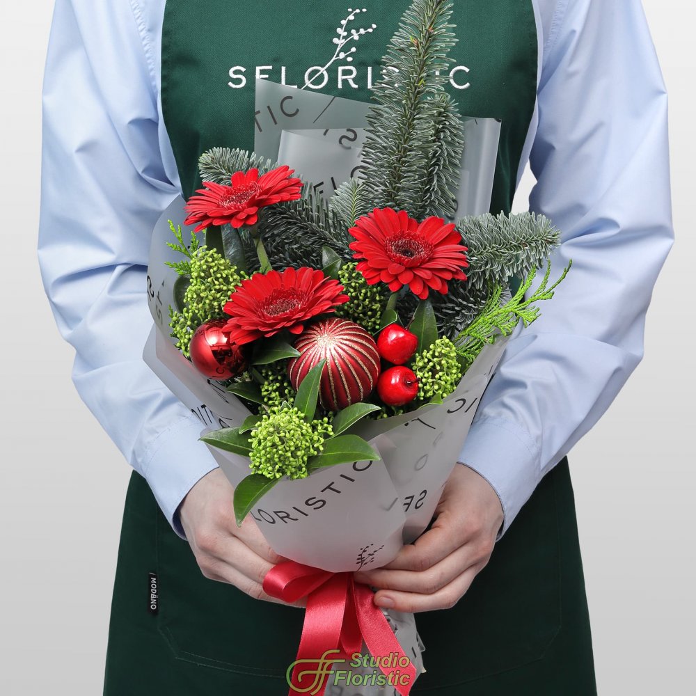 Новогодний букет из Нобилиса, Скиммии и Гермини «Имбирный Пряник» Новогодний букет из Нобилиса, Скиммии и Гермини «Имбирный Пряник»