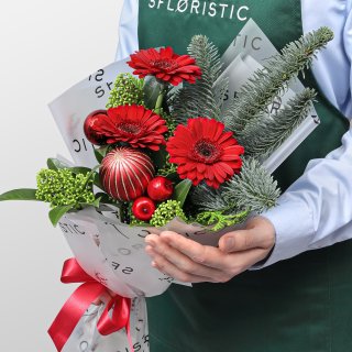 Новогодний букет из Нобилиса, Скиммии и Гермини «Имбирный Пряник»