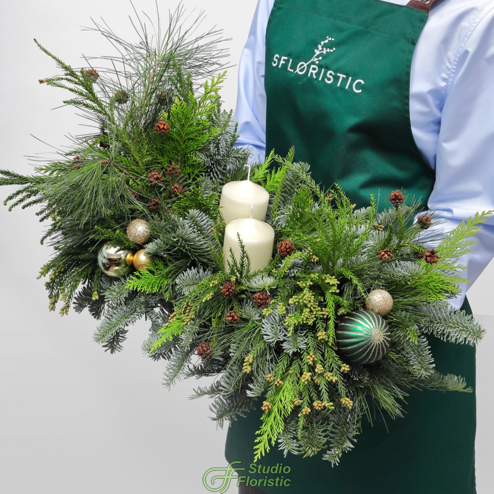 Новогодняя композиция из Нобилиса, Пинуса и Туи со свечами «Золото Леса» Новогодняя композиция из Нобилиса, Пинуса и Туи со свечами «Золото Леса»