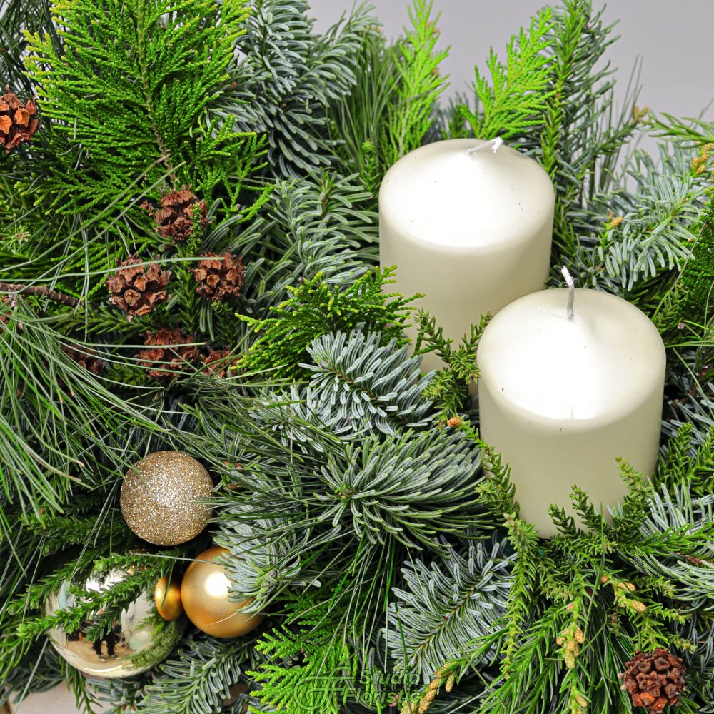 Новогодняя композиция из Нобилиса, Пинуса и Туи со свечами «Золото Леса» Новогодняя композиция из Нобилиса, Пинуса и Туи со свечами «Золото Леса»