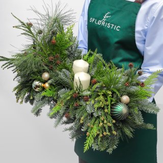 Новогодняя композиция из Нобилиса, Пинуса и Туи со свечами «Золото Леса»