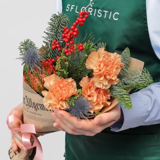 Новогодний букет из Нобилиса, Эрингиума и Диантусов «Зимние Сумерки»