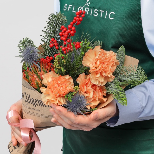 Новогодний букет из Нобилиса, Эрингиума и Диантусов «Зимние Сумерки»