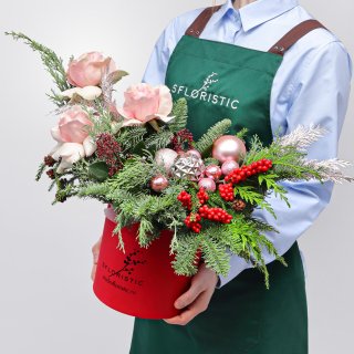 Новогодняя композиция из Нобилиса, Туи и Роз Эквадор в коробке «Зимний Румянец»