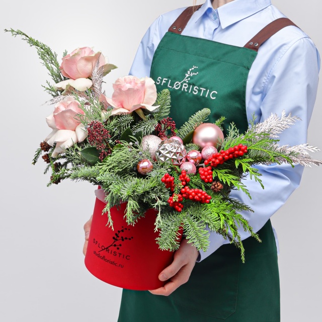 Новогодняя композиция из Нобилиса, Туи и Роз Эквадор в коробке «Зимний Румянец»