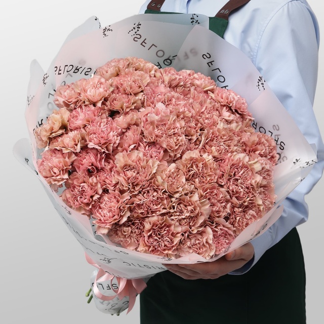Букет из Пудрово-Розовых Гвоздик 51 шт «Мягкие Объятия»