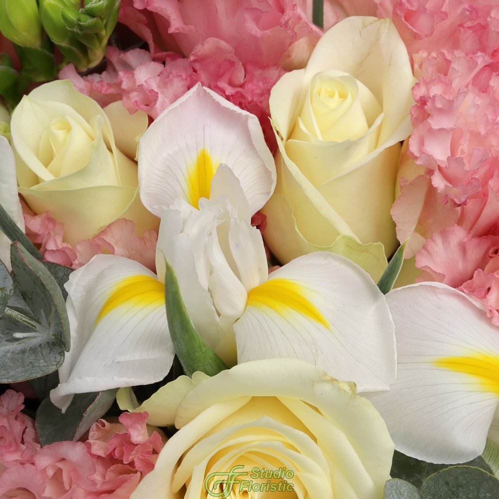 Букет из Ириса, Роз, Эустомы и Фрезии «Облачный атлас» Букет из Ириса, Роз, Эустомы и Фрезии «Облачный атлас»