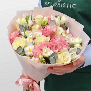 Букет из Ириса, Роз, Эустомы и Фрезии «Облачный атлас»