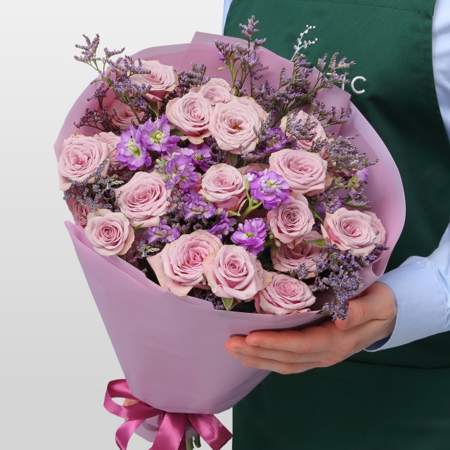 Букет из Кустовых Роз, Маттиол и Лимониума «Магия аметиста»