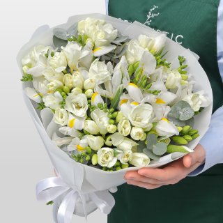 Букет из Белых Ирисов и Фрезий «Альпийская свежесть»