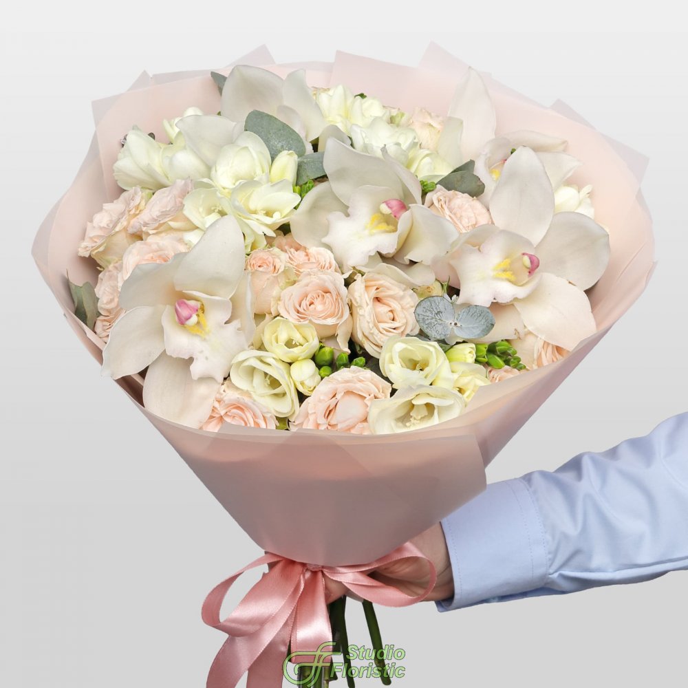 Букет из Орхидей, Фрезий и Кустовых Роз «Мечтательница» Букет из Орхидей, Фрезий и Кустовых Роз «Мечтательница»