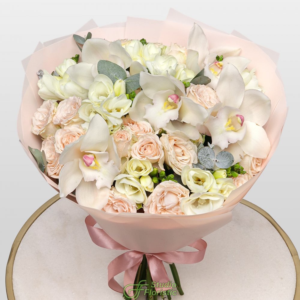 Букет из Орхидей, Фрезий и Кустовых Роз «Мечтательница» Букет из Орхидей, Фрезий и Кустовых Роз «Мечтательница»