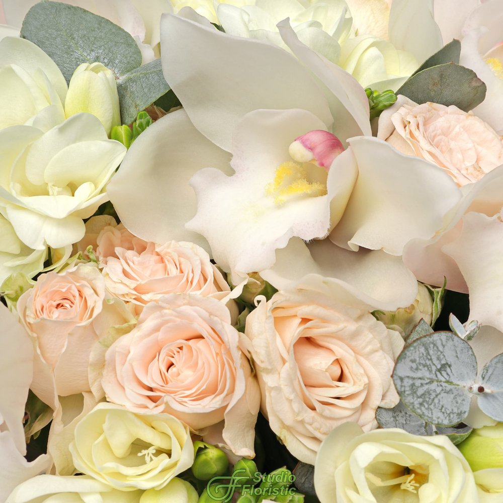 Букет из Орхидей, Фрезий и Кустовых Роз «Мечтательница» Букет из Орхидей, Фрезий и Кустовых Роз «Мечтательница»