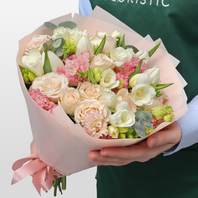 Букет из Фрезий, Тюльпанов и Кустовых Роз «Майский сон»