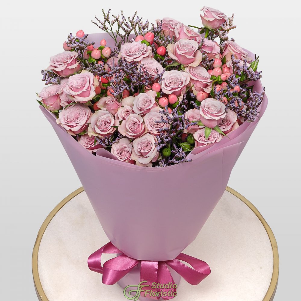 Букет из Кустовых Роз, Лимониума и Гиперикума «Вересковый мед» Букет из Кустовых Роз, Лимониума и Гиперикума «Вересковый мед»