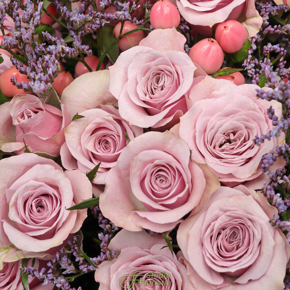 Букет из Кустовых Роз, Лимониума и Гиперикума «Вересковый мед» Букет из Кустовых Роз, Лимониума и Гиперикума «Вересковый мед»