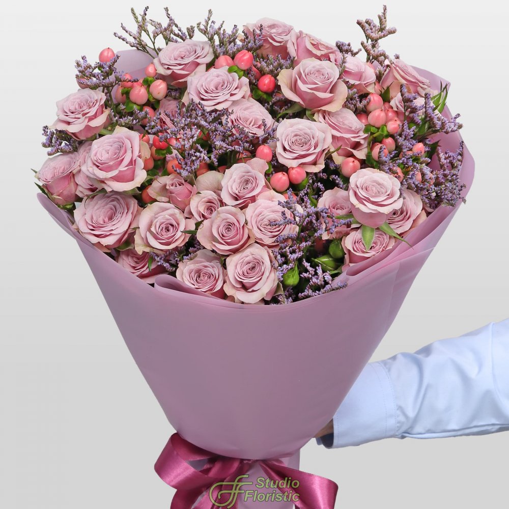 Букет из Кустовых Роз, Лимониума и Гиперикума «Вересковый мед» Букет из Кустовых Роз, Лимониума и Гиперикума «Вересковый мед»