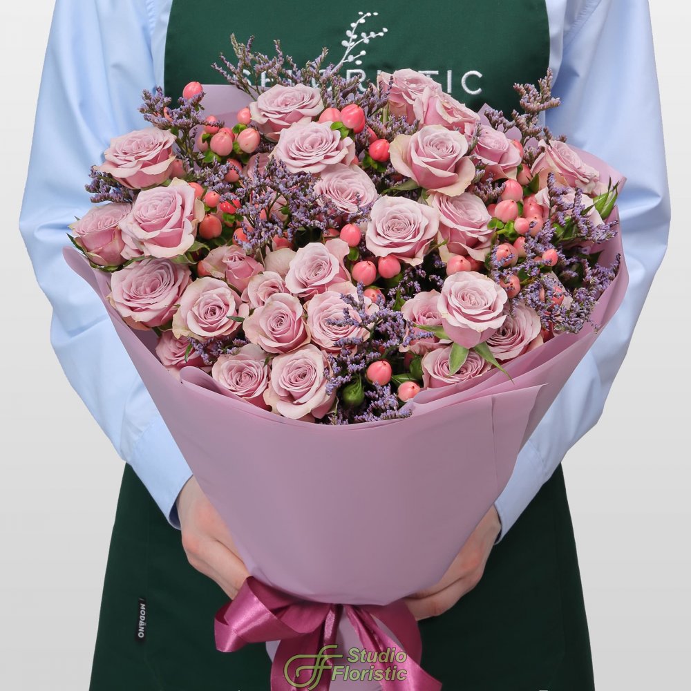 Букет из Кустовых Роз, Лимониума и Гиперикума «Вересковый мед» Букет из Кустовых Роз, Лимониума и Гиперикума «Вересковый мед»