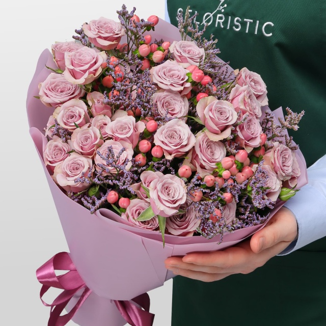 Букет из Кустовых Роз, Лимониума и Гиперикума «Вересковый мед» Букет из Кустовых Роз, Лимониума и Гиперикума «Вересковый мед»