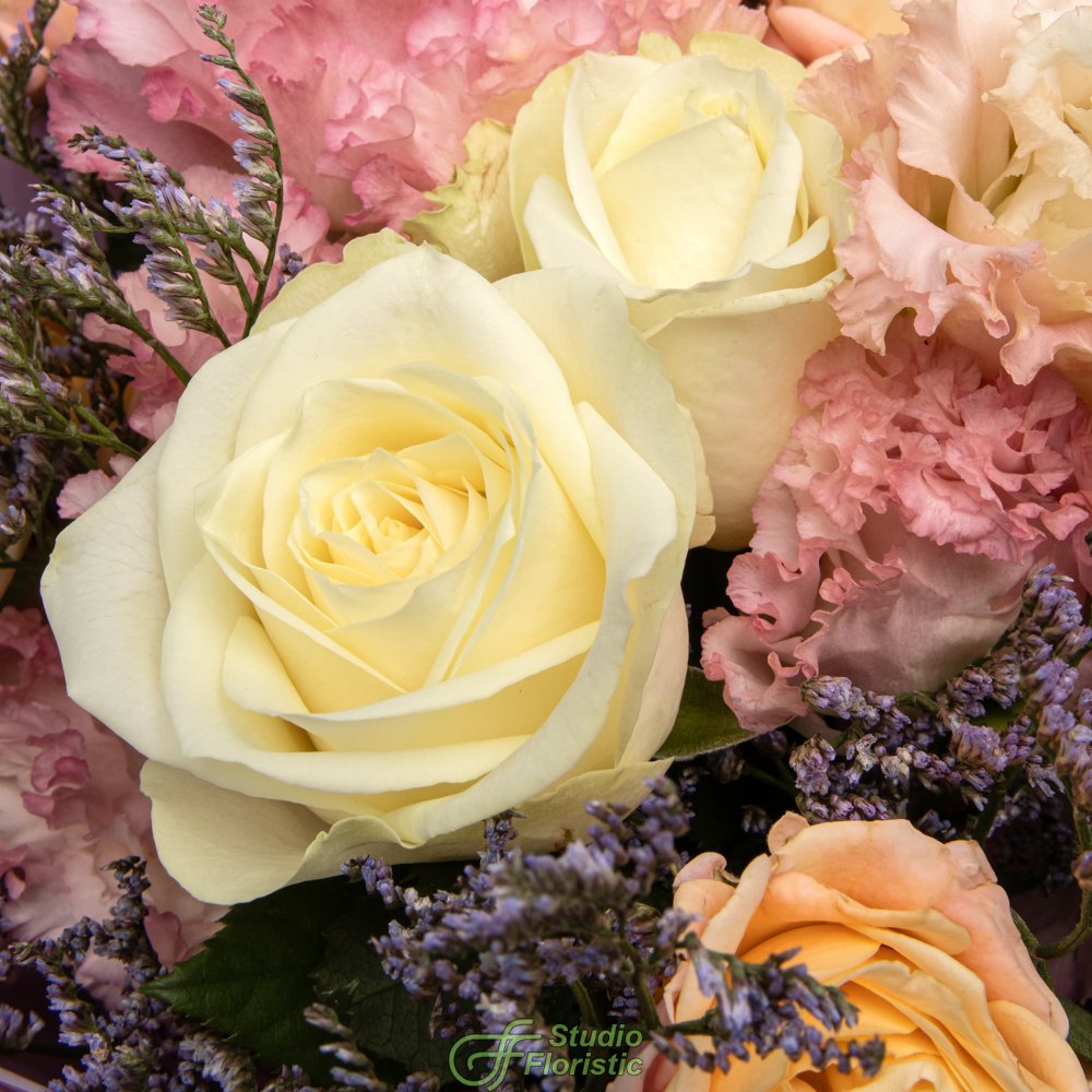 Букет из Роз, Эустомы и Лимониума «Миг нежности» Букет из Роз, Эустомы и Лимониума «Миг нежности»