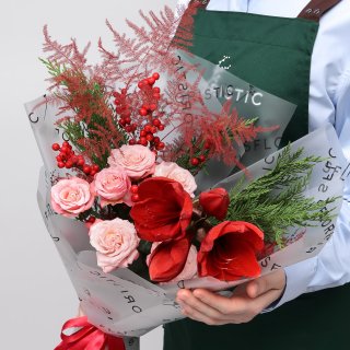 Букет из Амариллиса, Туи и Роз «Клюквенный пунш»