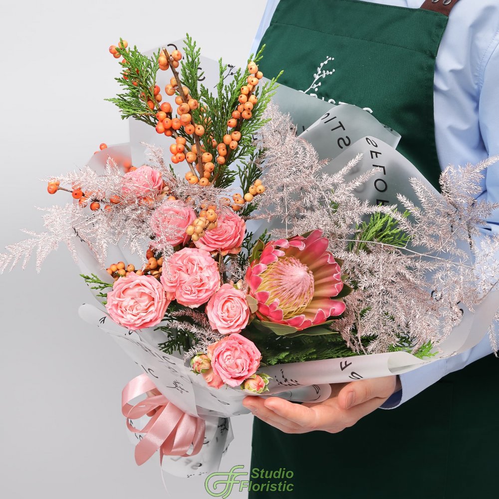 Букет из Протеи, Роз и Туи «Зачарованный лес» Букет из Протеи, Роз и Туи «Зачарованный лес»