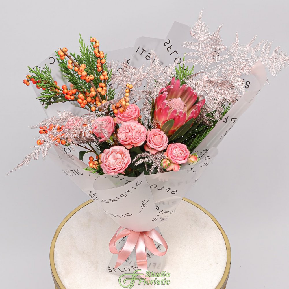 Букет из Протеи, Роз и Туи «Зачарованный лес» Букет из Протеи, Роз и Туи «Зачарованный лес»