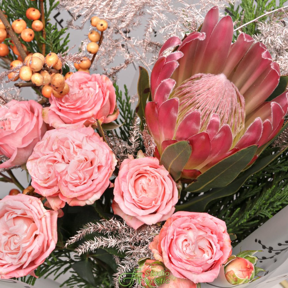 Букет из Протеи, Роз и Туи «Зачарованный лес» Букет из Протеи, Роз и Туи «Зачарованный лес»