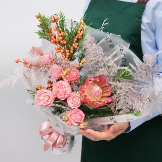 Букет из Протеи, Роз и Туи «Зачарованный лес»