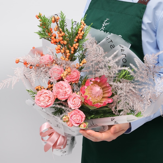 Букет из Протеи, Роз и Туи «Зачарованный лес»