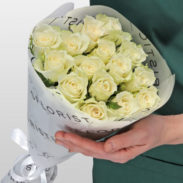 Букет из белых Роз Кения 60 см 15 шт «Невесомость» Букет из белых Роз Кения 60 см 15 шт «Невесомость»