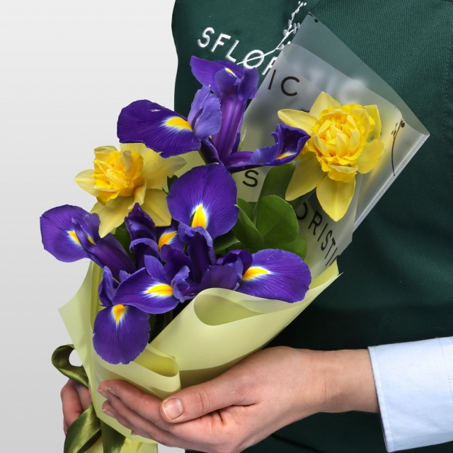 Букет из Ирисов и Нарциссов «Первоцвет»