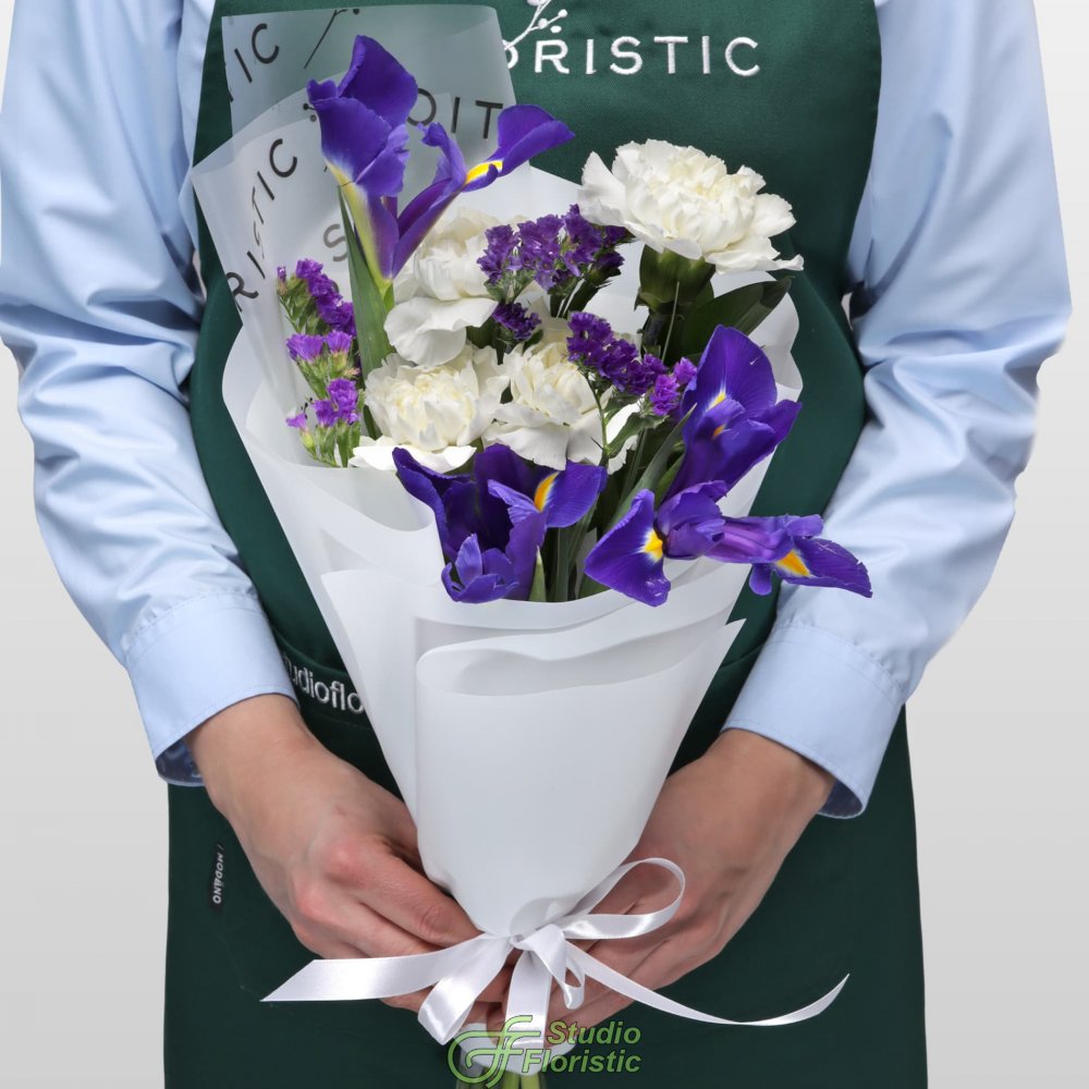 Букет из Ирисов и Диантусов «Сумерки в саду» Букет из Ирисов и Диантусов «Сумерки в саду»