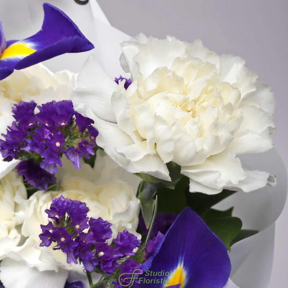 Букет из Ирисов и Диантусов «Сумерки в саду» Букет из Ирисов и Диантусов «Сумерки в саду»