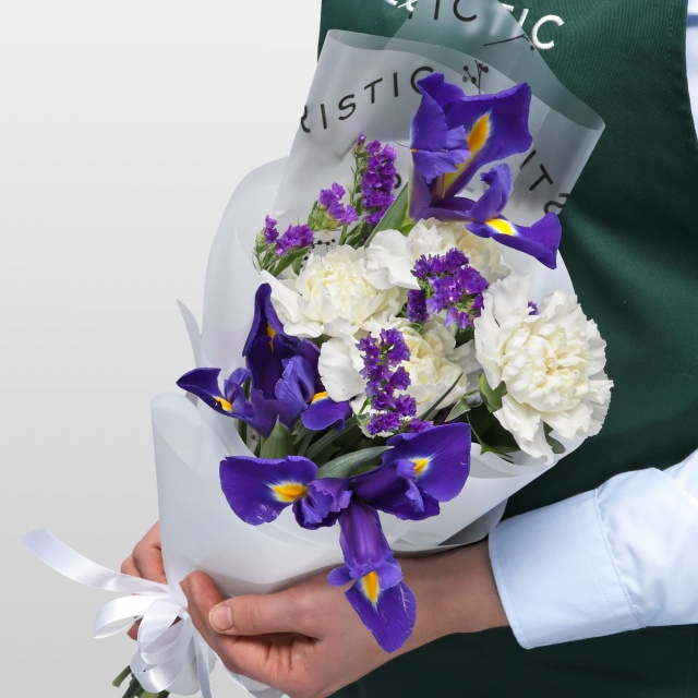 Букет из Ирисов и Диантусов «Сумерки в саду»