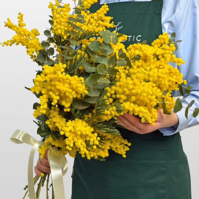 Букет из Мимоз 9 шт с эвкалиптом «Солнце в ладонях» Букет из Мимоз 9 шт с эвкалиптом «Солнце в ладонях»