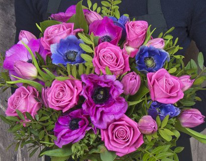 Букет из анемонов, роз и тюльпанов 