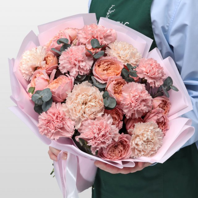 Букет из Гвоздик и Кустовых Пионовидных Роз «Мечтатели»